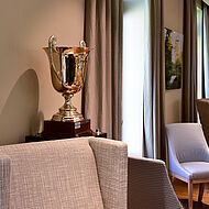 Siegerpokal im Loungebereich des Golf- und Land-Clubs Köln