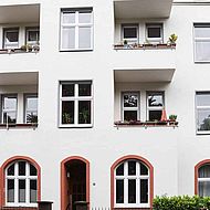 Fassadenanstrich an einem historischen Haus in Köln, Sonderburger Straße