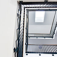 Modernes Treppenhaus in einem mehrstöckigen MFH in Köln-Mülheim, Auf der Jüchen