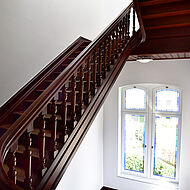 Frisch lakckierte Holztreppe in der Villa Rhodius